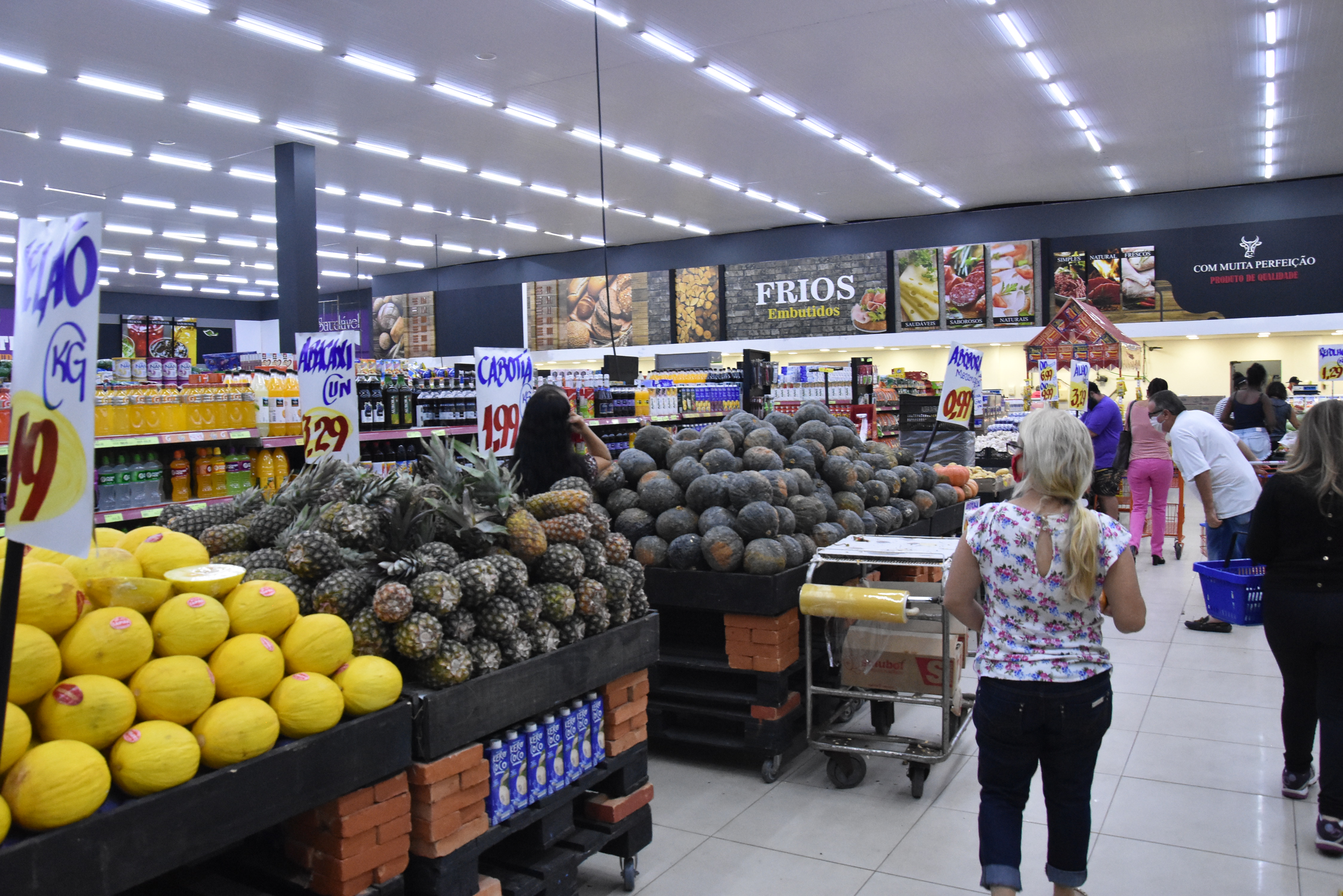 O crescimento significativo do comércio nos últimos meses demonstra que boa parte da renda familiar foi redirecionada para fora dos supermercados